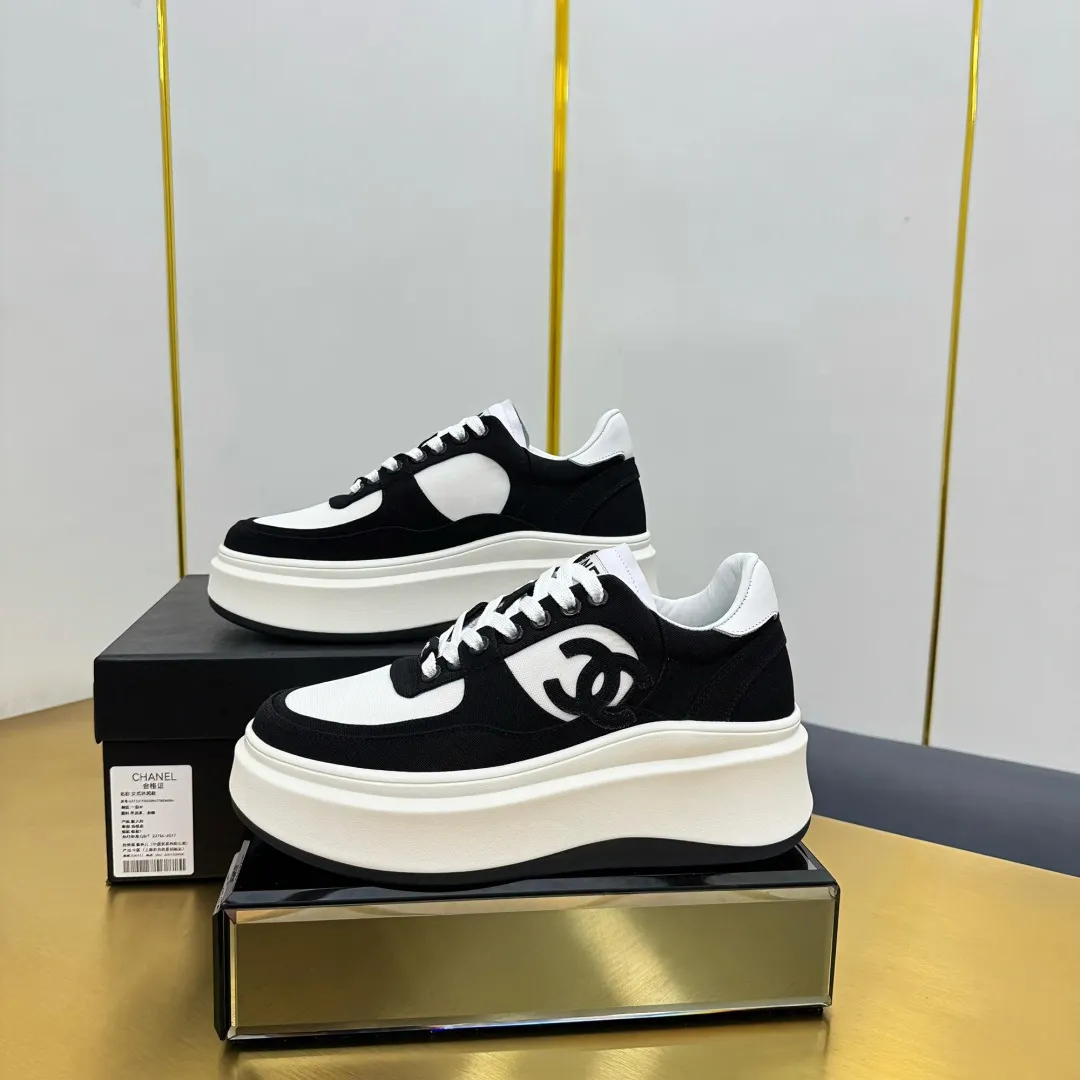 👟👟Ex-factory price 600👟👟 Upgraded version, upgraded version, upgraded version! No rebuttal accepted! ! ! ! Chanel Chanel panda shoes! 2025 counter's top casual sports shoes. This classic design; the upper is electro-embroidered with a variety of techniques; the outsole is fashionable and sporty; the unusual inclusion of a variety of color matching elements... The diversified mix and match is very good-looking and versatile, and can be used for leisure, fashion, sports, and outdoor... ꫛꫀꪝ Go➫ Materials: ❶Upper made of: original imported first-layer silk cowhide + original waterproof cloth + original first-layer cowhide ❷Inner lining: Original Yangli+Net ❸Outsole based on: Original TPU combination outsole Counter boutique packaging complete set for women 35–41 👉 👉